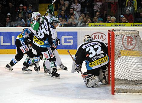Robert Lukas, Linz und Ales Music im Duell vor Torhueter Alex Westlund, Linz, Laibach EHC Liwest Black Wings Linz vs. HDD Tilia Olimpija Ljubljana 
