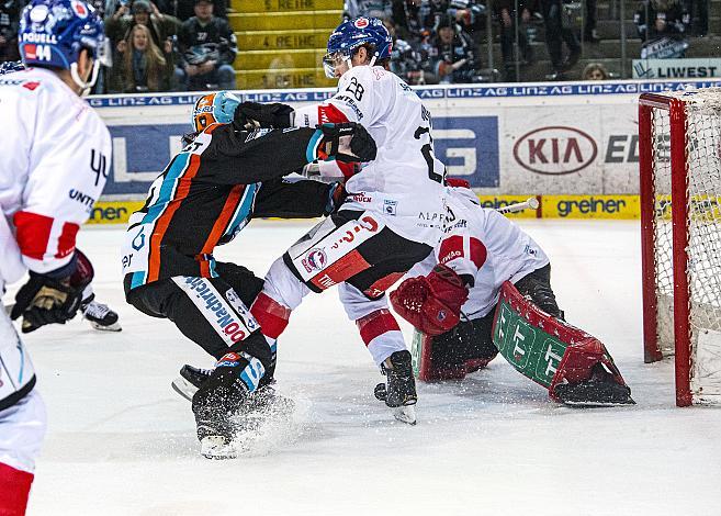 Im Bild: Michael Boivin (HC TWK Innsbruck  Die Haie) checkt Alexander Cijan (EHC Liwest Black Wings Linz) mit dem Stock ins Gesicht, Eishockey,  EHC Liwest Black Wings Linz vs HC TWK Innsbruck â€žDie Haieâ€œ