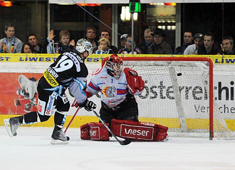 Rob Shearer Liwest Black Wings Linz trifft beim Penaltyschiessen vs. HK Acroni Jesenice, Tormann Jaakko Suomalainen