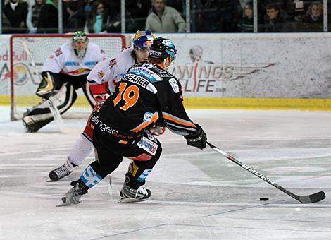 Steven Regier EC Red Bull Salzburg und Rob Shearer Liwest Black Wings Linz