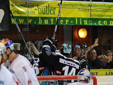 Die Linzer feiern den Gimme Winner von Martin Mairitsch, Linz, EHC Liwest Black Wings Linz vs. EC Red Bull Salzburg