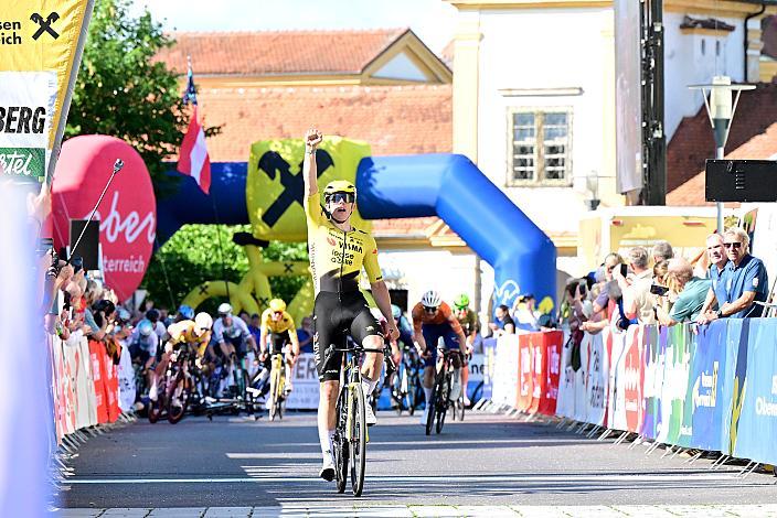 Sieger Henry Hobbs (GBR, Team Visma - Lease a Bike Development Team), Zieleinfahrt in Reichersberg 2. Etappe Eferding - Reichersberg, Oberösterreich Rundfahrt