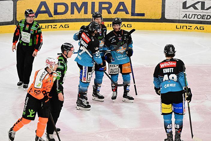 Die Steinbach Black Wings Linz feiern das Tor zum 1 zu 2 durch Brian Lebler (Steinbach Black Wings Linz), 52. Runde ICE, Steinbach Black Wings Linz vs Graz 99ers, Linz AG Eisarena 