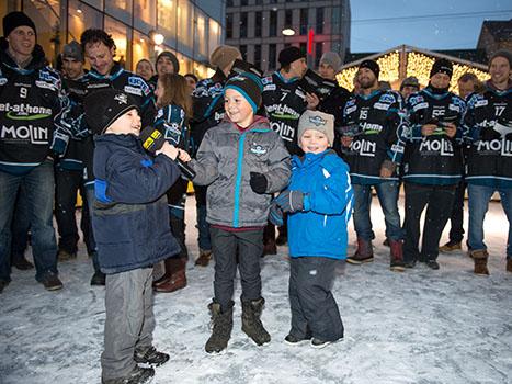 Adventsingen der Liwest Black Wings Linz  am Martin Lutherplatz in Linz.