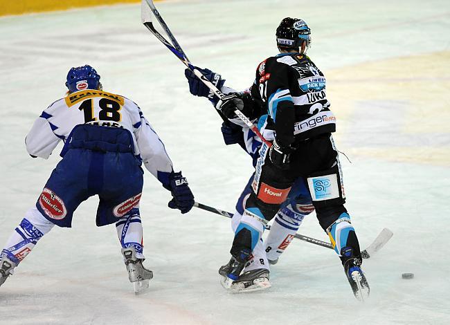 #21 Philipp Lukas, Stuermer, Liwest Black Wings Linz, im Duell mit Roland Kaspitz und Martin Oraze, beide VSV.