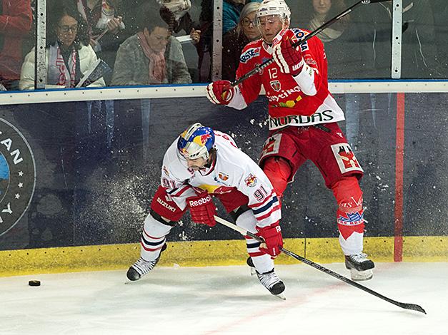 Dominique Heinrich, Salzburg im Zweikampf mit dem Bozener Kim Stroemberg, EC Red Bull Salzburg vs HCB Suedtirol, Halbfinale, 3. Finale, Play-Offs