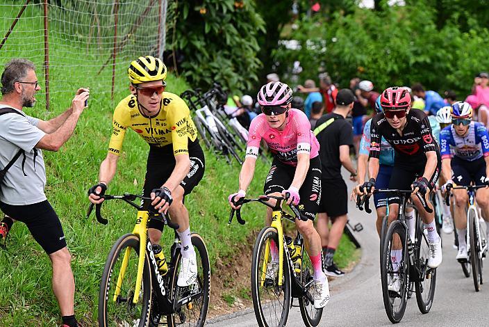 Sepp Kuss (USA, Team Visma - Lease a Bike), Im Rosa Trikot des Gesamtführenden des Giro d´ Italia Jonas Vingegaard (DEN, Team Visma - Lease a Bike) Stage 18,  Fai della Paganella  -  Pieve di Soligo   (171km)