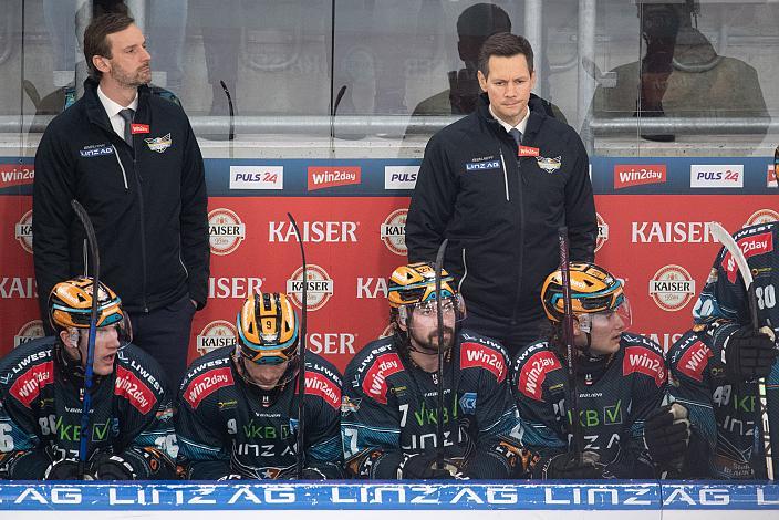 Die Spielerbank der Steinbach Black Wings Linz mit Head Coach Philipp Lukas (Steinbach Black Wings Linz) Steinbach Black Wings Linz vs Migross Supermercati Asiago Hockey 1935, Linz AG Eisarena 