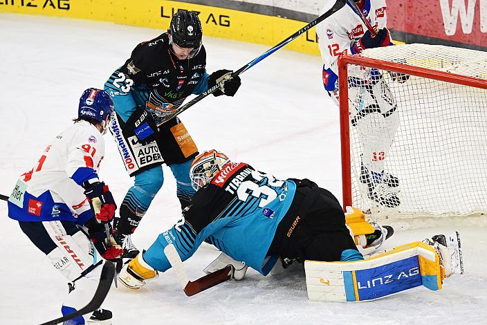 Tormann Rasmus Tirronen (Steinbach Black Wings Linz), Patrick Söllinger (Steinbach Black Wings Linz), Matt Wilkins (HC TIWAG Innsbruck - Die Haie), 33. Runde ICE, Steinbach Black Wings Linz vs HCInnsbruck, Linz AG Eisarena 