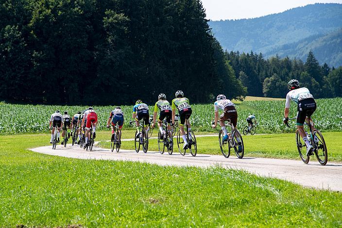Das Peleton in der Abfahrt Bergwertung Wald 46. Int. Keine Sorgen,  Junioren Rundfahrt UCI Kat. MJ 2.1, 3. Etappe Bad Wimsbach/Neydharting - Strass im Attergau