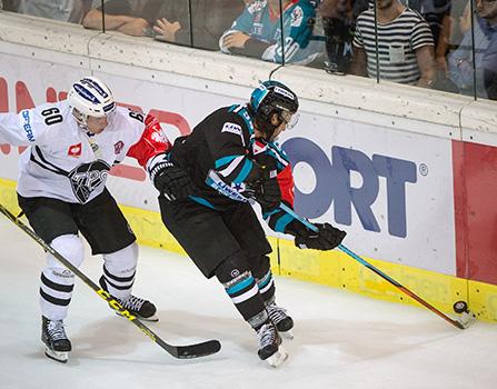 Sebastien Piche (EHC Liwest Black Wings Linz, #58)  und Tero Koskiranta of TPS Turku #60, EHC Liwest Black Wings Linz vs TPS Turku 