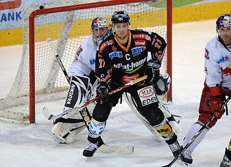 Philipp Lukas Liwest Black Wings Linz vor Reinhard Divis EC Red Bull Salzburg