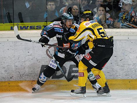 Robert Likas, Linz und der Wiener Filip Gunnarsson, EHC Liwest Black Wings Linz vs. UPC Vienna Capitals, 3. Viertelfinale