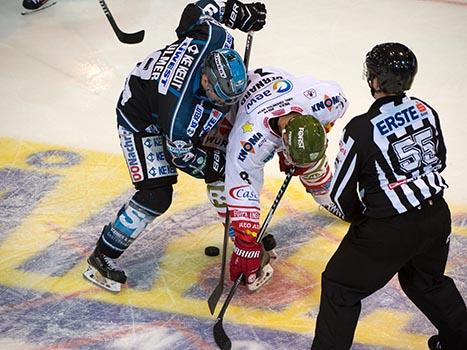 Jason Ulmer, Linz und Anton Bernard, Bozen, EHC Liwest Black Wings Linz vs HCB Suedtirol, 3. Viertelfinale