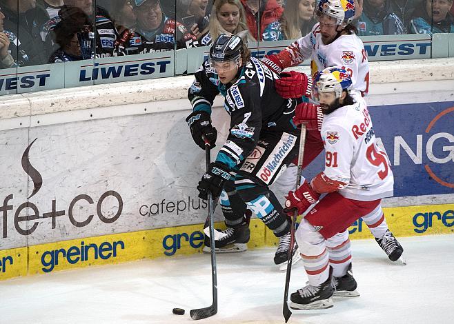 Brian Lebler (EHC Liwest Black Wings Linz) vor Matthias Trattnig (EC Red Bull Salzburg), Dominique Heinrich (EC Red Bull Salzburg)  EHC Liwest Black Wings Linz vs EC Red Bull  Salzburg 4. Semifinale