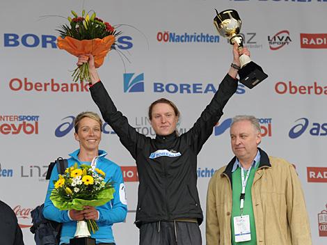 22.04.2012, Linz, AUT, 11. Borealis Linz Donau Marathon, im Bild, Damensiegerin Marthon, Grandovec Daneja, Slowenien, und die Dritte Verena Proell, AUT, Borealis Linz Donau Marathon, Linz Donau, 