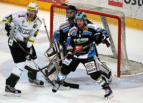 Curtis Murphy und Christoph Lindenhofer EHC Liwest Black Wings Linz vs. HC Energy Karlovy Vary