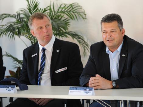Trainer Robert Daum und der Praesident des EHC Liwest Black Wings Linz, Ing. Peter Freunschlag