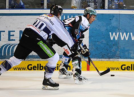 Gregor Baumgartner, Linz und Benedikt Brueckner, Straubing, Straubing Tigers vs. Liwest Black Wings Linz