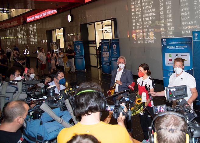 Olympiasiegerin Anna Kiesenhofer (AUT) kommt in am Flughafen Wien Schwechat an.