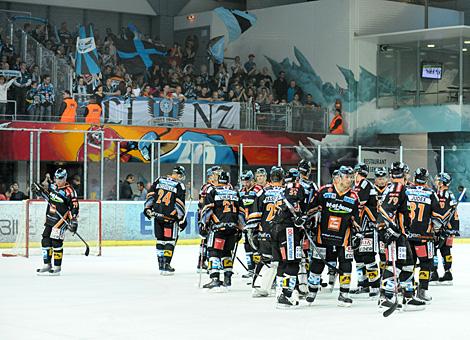 Die Liwest Black Wings Linz verabschieden sich von den Fans. 