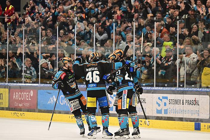 Die Steinbach Black Wings Linz feiern das Tor zum 1 zu 0 durch Shawn St.Amant (Steinbach Black Wings Linz) Semifinale 6, Win2Day ICE Hockey League, 2. Semifinale, Steinbach Black Wings Linz vs EC KAC,  Linz AG Eisarena 