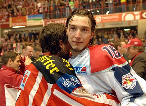 Ein Bruederpaar schreibt Eishockeygeschichte. Je ein Tor im entscheidenden Spiel 7 der Meisterschaft. Der Sieger mit dem KAC #61 Chris Harand, unterlegen #16 Patrick Harand, Red Bull Salzburg.