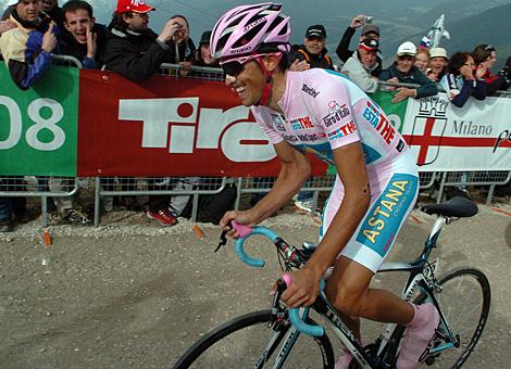 Alberto Contador, Spanien, Team Astana, Giro Leader, im Rosatrikot in der Schlusssteigung am Kronplatz.