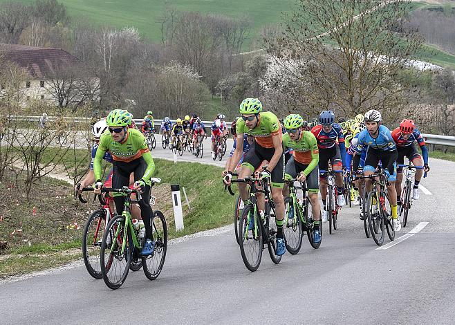 Markus Freiberger (AUT, Hrinkow Advarics Cycleang), Jonas Rapp (GER, Hrinkow Advarics Cycleang) Timon Loderer (GER, Hrinkow Advarics Cycleang) am Mistelbacher Berg 58. Internationales Kirschbluetenrennen, Wels