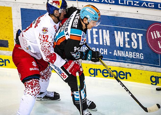 Im Bild: Paul Huber (Red Bull Salzburg), Marco Brucker (EHC Liwest Black Wings Linz) Eishockey,  EHC Liwest Black Wings Linz vs Red Bull Salzburg