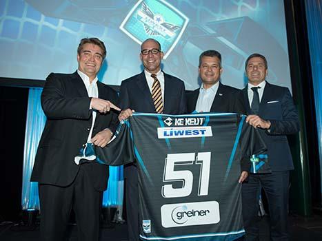 Vorstand und Sponsoren v.l. Karl Egger, Dipl. Betriebsw. (DH) ­Axel Kuehner, (Fa. Greiner Group), Ing. Peter Freunschlag, Peter Zauner mit dem neuen Teamdress, EHC Liwest Black Wings Linz
Vorstand und Sponsoren v.l. Karl Egger, Dipl. Betriebsw. (DH) 