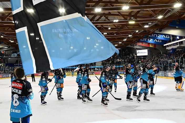 Das Team der Steinbach Black Wings Linz feiern den Heimsieg über die Pustertaler Wölfe, 19. Runde ICE, Steinbach Black Wings Linz vs HC Pustertal Wölfe, Linz AG Eisarena