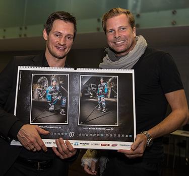 Philipp Lukas, EHC Liwest Black Wings Linz und Kalender Fotograf Matthias Witzany, Kalender Präsentation, Voest Alpine Stahlwelt
Philipp Lukas, EHC Liwest Black Wings Linz und Kalender Fotograf Matthias Witzany, Kalender PrÃ¤sentation, Voest Alpine S