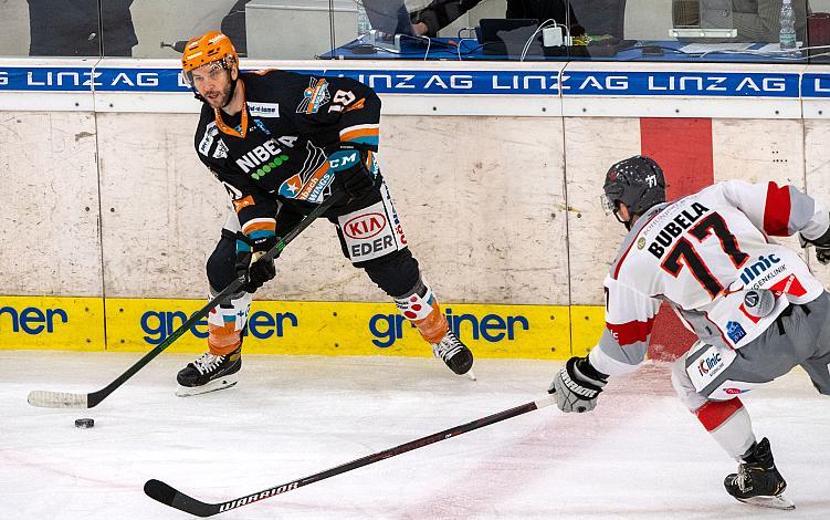 Marc-Andre Dorion (Steinbach Black Wings 1992), Milos Bubela (iClinic Bratislava Capitals)  Steinbach Black Wings 1992 vs iClinic Bratislava Capitals, Qualifikationsrunfe Eishockey, Bet at Home ICE Hockey League