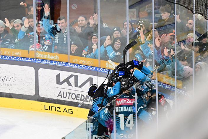 Die Steinbach Black Wings Linz feiern das Tor zum 3 zu 1 durch Yohann Aumtu (Steinbach Black Wings Linz) 33. Runde ICE, Steinbach Black Wings Linz vs HC Innsbruck, Linz AG Eisarena 