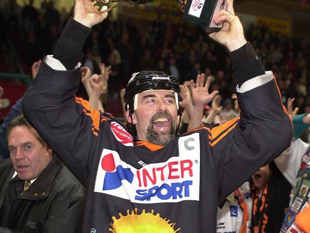 Rick Nasheim, Kapitaen der Linzer Black Wings, praesentiert den Pokal des Meisters 2002 2003