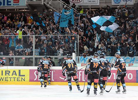 Die Liwest Black Wings Linz jubeln ueber das 3 zu 2 gegen die EV Vienna Capitals
