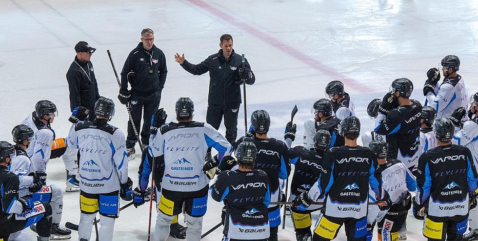 Head Coach Philipp Lukas (Steinbach Black Wings Linz) leitet das Eistraining, (Steinbach Black Wings Linz) Erstes Eistraining, Steinbach Black Wings Linz , Linz AG Eisarena 