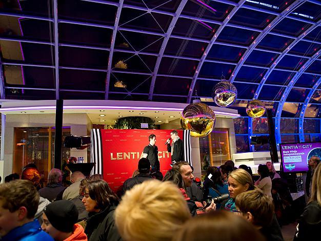 Philipp Lukas, mit Fans in der Lentia City