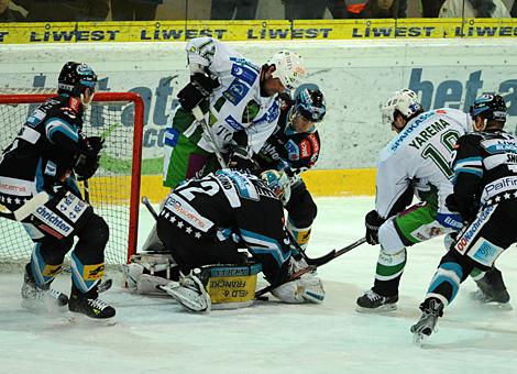 #32 Alex Westlund, Tormann, EHC Liwest Black Wings Linz im Tor der Linzer, klaert vor Todd Elik, HDD Tilia Olimpija Ljubljana.