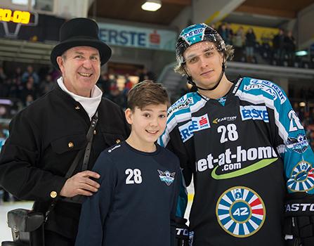 Marius Göhringer (EHC Liwest Black Wings Linz) der Rauchfangkehrer, EHC Liwest Black Wings Linz vs HC Orli Znojmo
Marius GÃ¶hringer (EHC Liwest Black Wings Linz) der Rauchfangkehrer, EHC Liwest Black Wings Linz vs HC Orli Znojmo