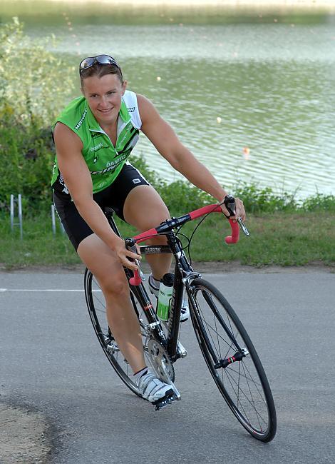 Olympiastarterin Yvonne Schuring, Kanu, trainiert auf ihrem Hrinkow Rennrad.