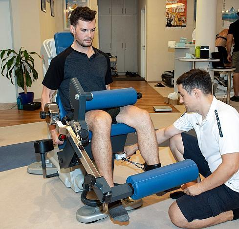 Josh Roach (Steinbach Black Wings Linz) mit Physiotherapeut Thomas Gusenleitner, Ergotest bei INDIGO Therapiezentrum Linz, Steinbach Black Wings Linz, Eishockey, Bet at Home ICE Hockey League