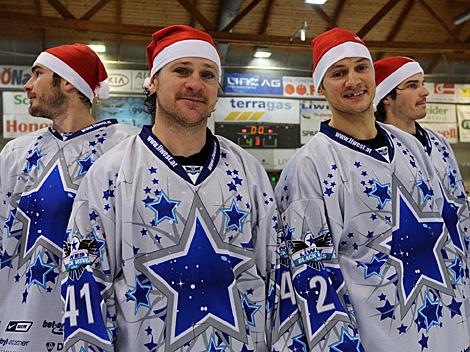 Curtis Murphy und Philipp Lukas als Weihnachtsmann, EHC Liwest Black Wings Linz vs. Moser Medical Graz 99ers