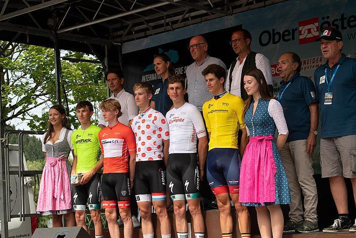 die Trikotträger v.l. Im Grünen Sprinttrikot Alexander Hajek (AUT, Team Auto Eder), Sebastian Putz (AUT, Team Österreich), Alexandre Kess (LUX, Team Luxemburg), Emil Herzog (GER, Team Auto Eder) weißes Trikot des Besten Nachwuchsfahrers, Im Gelben Trikot des Gesamtführenden Alec Segaert (BEL, Gaverzicht Be - Okay) 46. Int. Keine Sorgen,  Junioren Rundfahrt UCI Kat. MJ 2.1, 3. Etappe Bad Wimsbach/Neydharting - Strass im Attergau