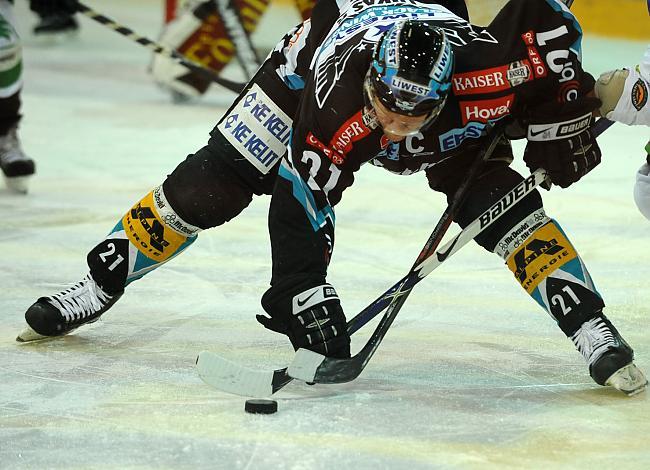 #21 Philipp Lukas, EHC Liwest Black Wings Linz sichert den Puck beim Bully.