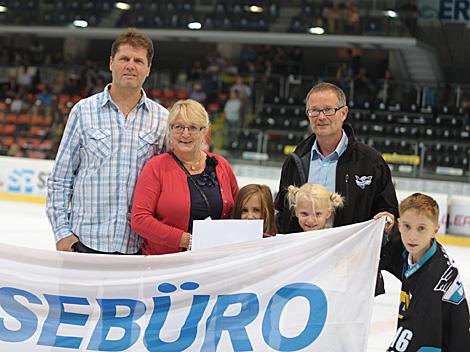 Die Siegerehrung des Sparkasse Reisebuero GEwinnspieles, EHC Liwest Black Wings Linz vs. EC Red Bull Salzburg