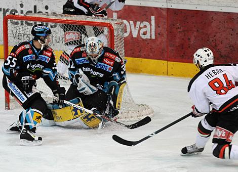 #32 Alex Westlund, Tormann, Liwest Black Wings Linz klaert vor der #84 Andrej Hebar, HK Acroni Jesenice. 