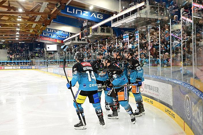 Die Steinbach Black Wings Linz feiern das Tor zum 3 zu 0 durch Travis Barron (Steinbach Black Wings Linz), 34. Runde ICE, Steinbach Black Wings Linz vs Hydro Fehervar AV 19, Linz AG Eisarena 