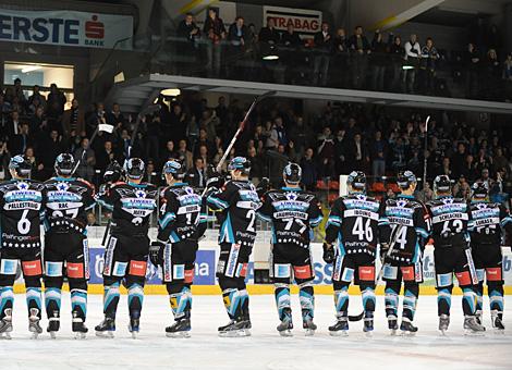 Die Black Wings feiern den Heimsieg gegen Jesenice.